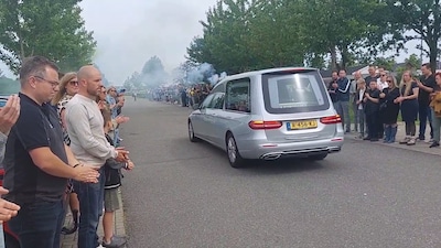Berghem herdenkt omgebrachte Bas (47) met indrukwekkende erehaag bij voetbalclub