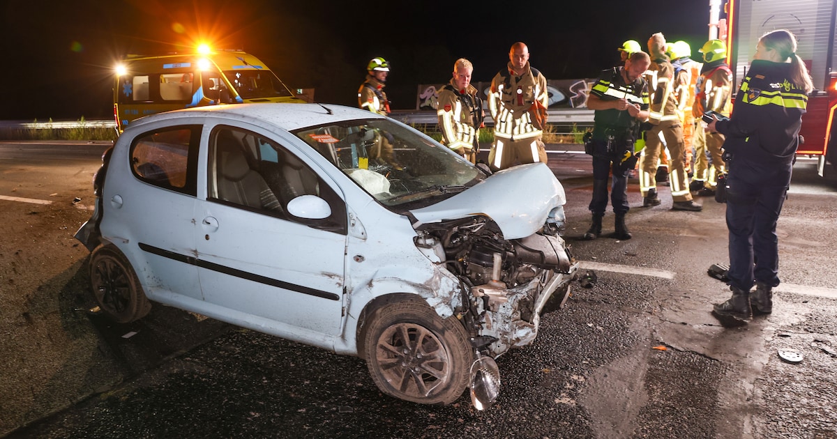 Automobilist uit Ede ontsnapt op A30 aan zware crash nadat vrachtwagen zijn kapotte auto vol raakt