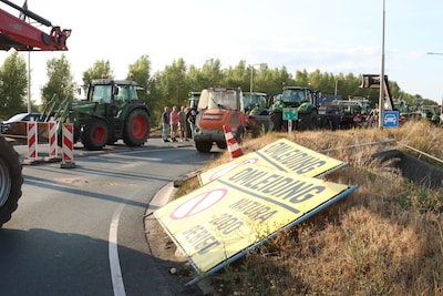 Boeren met trekkers blokkeren wegen, gemeente toont begrip: ‘Gevoel dat hen de nek wordt omgedraaid’