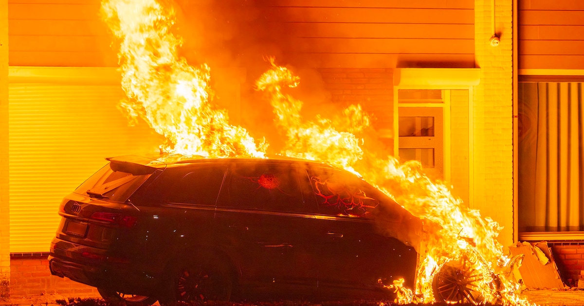 Auto’s gaan in vlammen op in Eemnes politie vreest brandstichting en zoekt getuigen