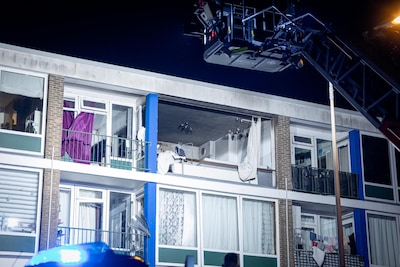 Gevel uit appartement geblazen na explosie in flat Zaandam: twee minderjarigen aangehouden