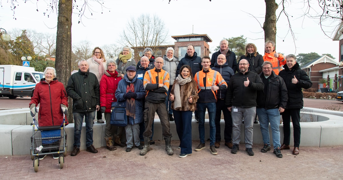 Vernieuwd 5-mei plein in Maarn feestelijk geopend: 'Mooier, groener en klimaatbestendiger'