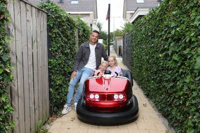 Berry is een bezienswaardigheid voor toeristen met zijn botsauto: ‘Ze lachen en maken foto’s’