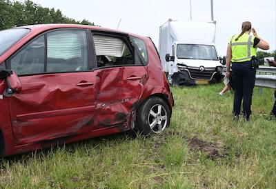 Aanrijding tussen auto en bakwagen op A2 zorgt voor flinke file