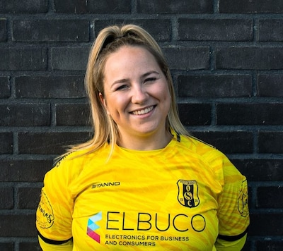 Elftalleidster Esmay is nu keepster van 1.58 meter bij hekkensluiter OSC: ‘Ik krijg in ieder geval g