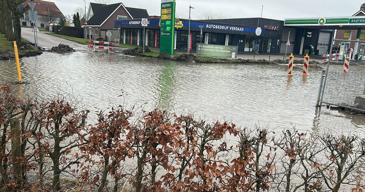 Aangereden brandkraan zorgt voor waterballet in Zevenbergen