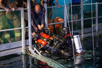 Duikers brandweer oefenen tussen de giftige roggen: ‘Het zijn mijn mensen die daar liggen hè’