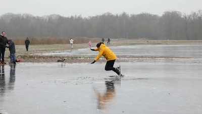 KIJK | Schaatsliefhebbers proberen dun laagje ijs uit in Ryptsjerksterpolder