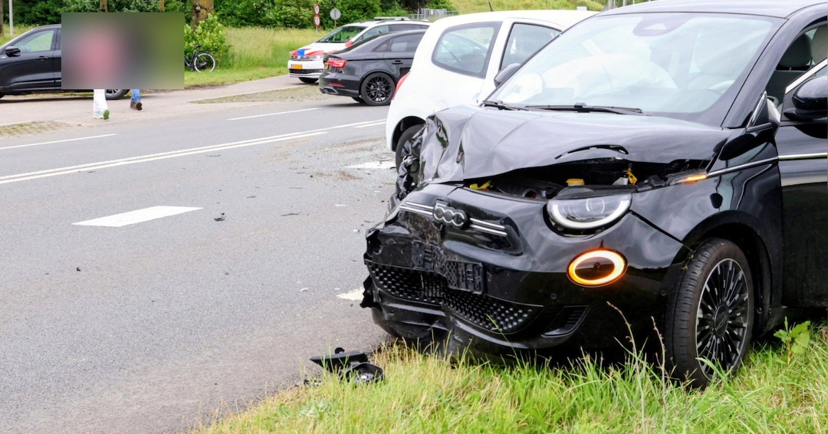 Twee auto's zwaar beschadigd bij botsing aan Betuwestraatweg in Kesteren