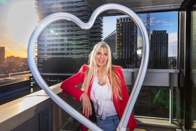 Ex-pornoster Kim Holland geeft nu liefdesadvies: ‘Vrouwen willen geen klopboor tussen de lakens’