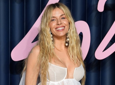 Actrice Sienna Miller voor derde keer zwanger en toont babybuik op loper