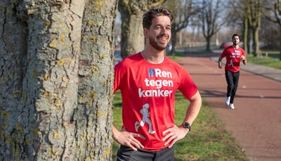 ‘Ik vind rennen verschrikkelijk’: toch loopt Floris de marathon voor zijn vader