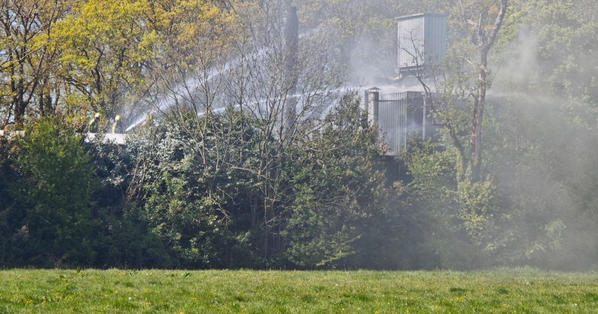 Veel rook en vlammen uit het dak van voormalige meubelfabriek in Borculo