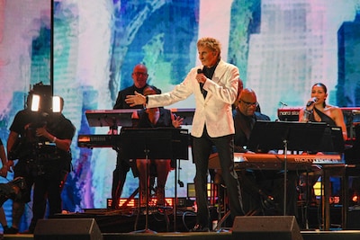 Barry Manilow (83) annuleert kort na rentree op podium toch weer een show van zijn afscheidstournee