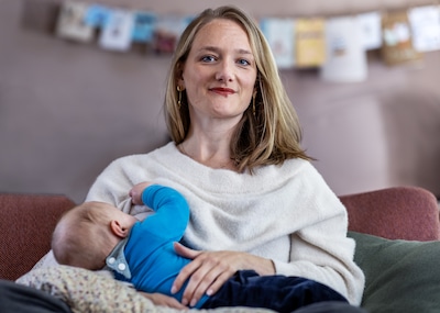Als Simone (33) van eerste kindje bevalt, hoort ze van kraamzorg: ‘Niemand is beschikbaar, het wordt een e-consult’