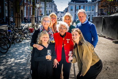 Op haar 98ste een lintje voor Janny: na 100 begrafenissen, 26 jaar Unicef en 17 jaar radio is ze nog steeds vrijwilliger