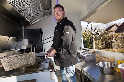 Afgekeurde Jaap (37) weigert thuis te zitten en begint patatkraam: ‘Elke zelfverdiende euro voelt beter dan mijn uitkering’