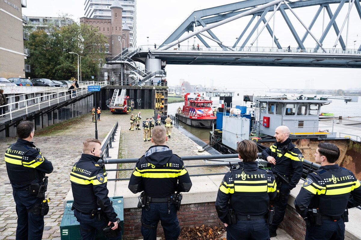 Schip in problemen onder spoorbrug: geen slachtoffers op boot die vlam ...