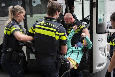 Politiek treedt harder op tegen snelwegblokkades, maar XR komt terug: ‘Omrijden kost een paar minuutjes’