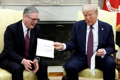 Britse premier Starmer vergelijkt Trump met Poetin en geeft beiden schuld van hoge energierekening