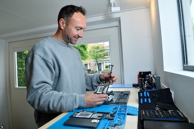 Wegwerpeconomie? Daar moet Rudy niets van weten: ‘Gerepareerde telefoons kunnen prima langer meegaan