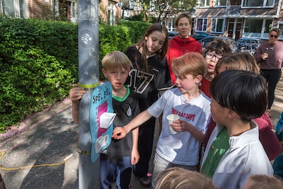 Rotterdam test ‘Spel Bel’ voor buitenspelende kinderen: ‘Mijn dochters maken nieuwe vrienden’