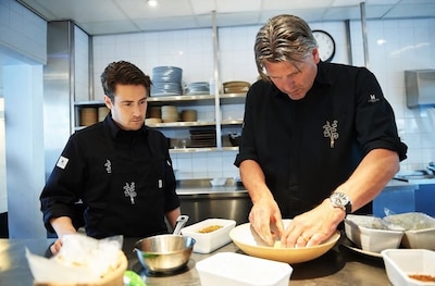 Voormalig De Librije-chef (40) plotseling overleden: ‘Hopelijk kook je daarboven met Jonnie de sterren van de hemel’