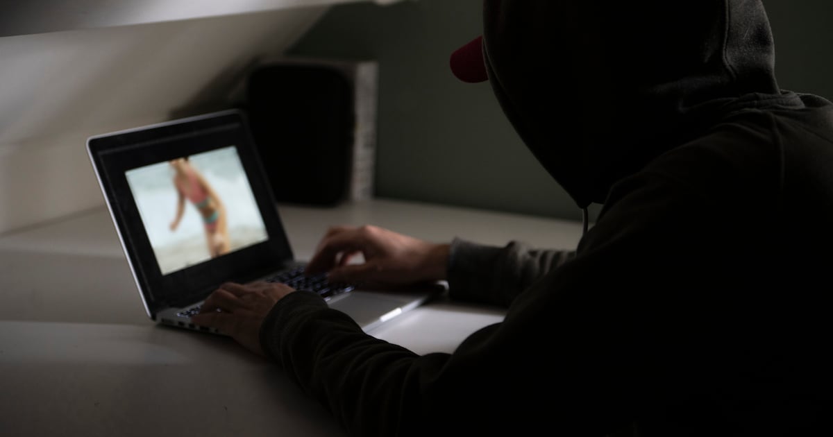 Als zijn zoontje (11) in huis is, valt de politie binnen bij Arnhemmer (44): dan treffen ze duizende