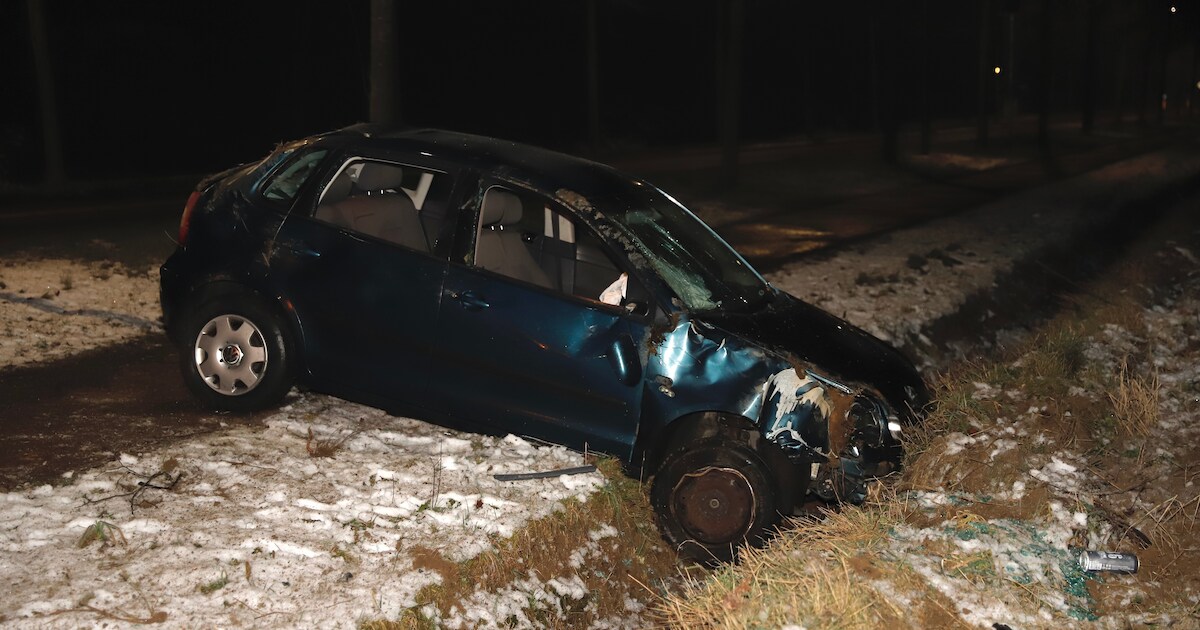 Auto belandt in de berm in Cuijk, bestuurder neemt de benen | 112 nieuws Land van Cuijk
