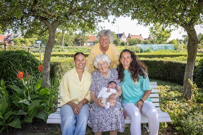 Unieke foto van Nederlandse familie: betovergrootoma en baby schelen 87 jaar