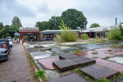 Buren zien verpauperd winkelcentrum negen jaar na brand verder aftakelen: ‘De toestand is erbarmelijk’