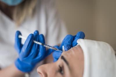 Zwitserse vrouw (51) overlijdt na facelift in Turkije, familie tast al vijf maanden in het duister