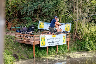 Zestien vissteigers met plaats voor mindervaliden geopend aan Valleikanaal: ‘Hier kom ik tot rust’