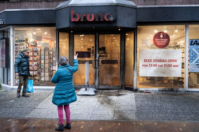 Arrestaties na explosie bij Bruna in Nijmegen, politie pakt twee jonge verdachten op