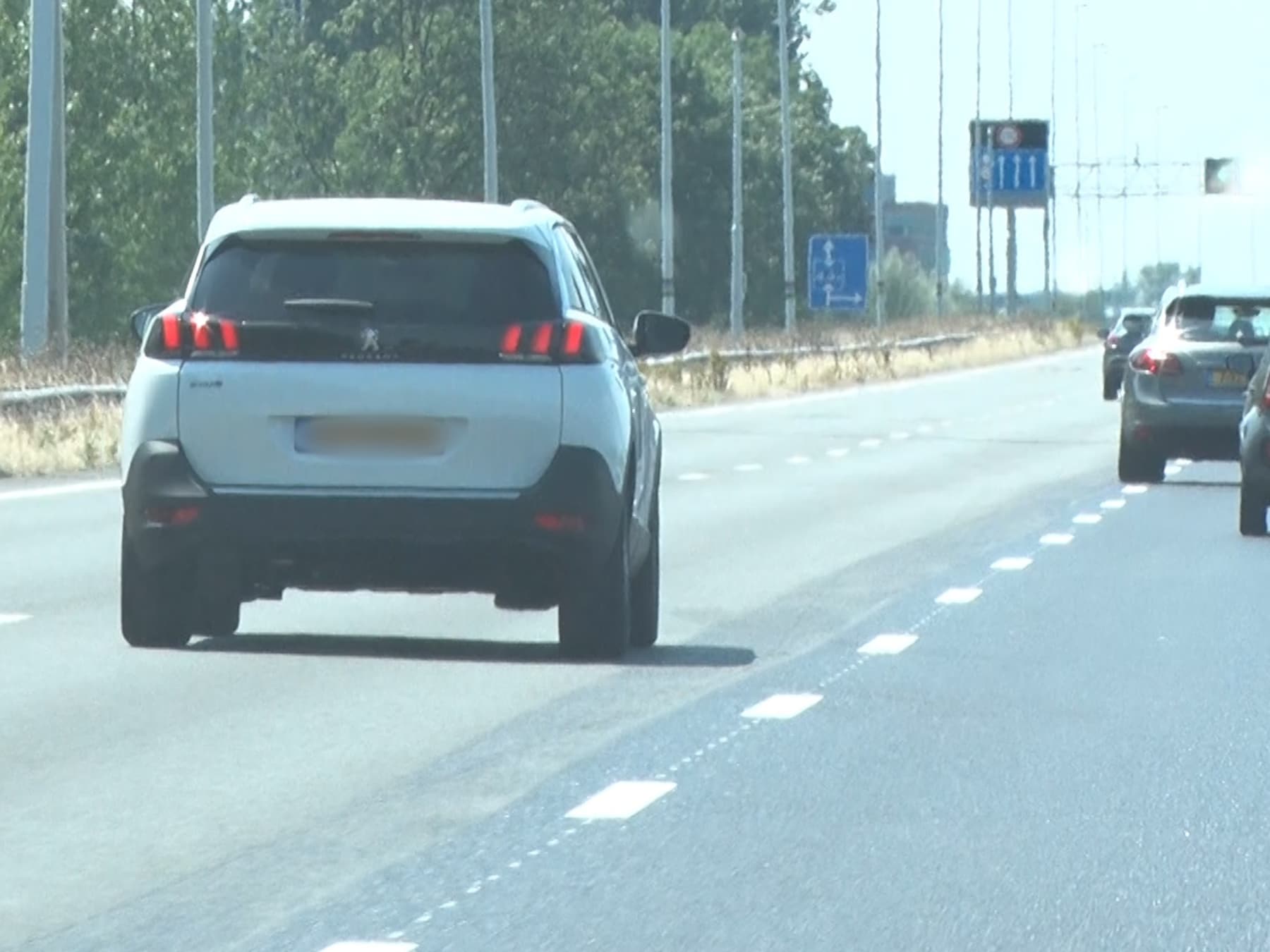Zoveel seconden mag je ‘onnodig links rijden’ op de snelweg voordat je forse boete riskeert