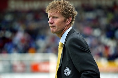 In mijn brein buitelen vragen over elkaar heen. De belangrijkste: ‘Wie is deze man?’