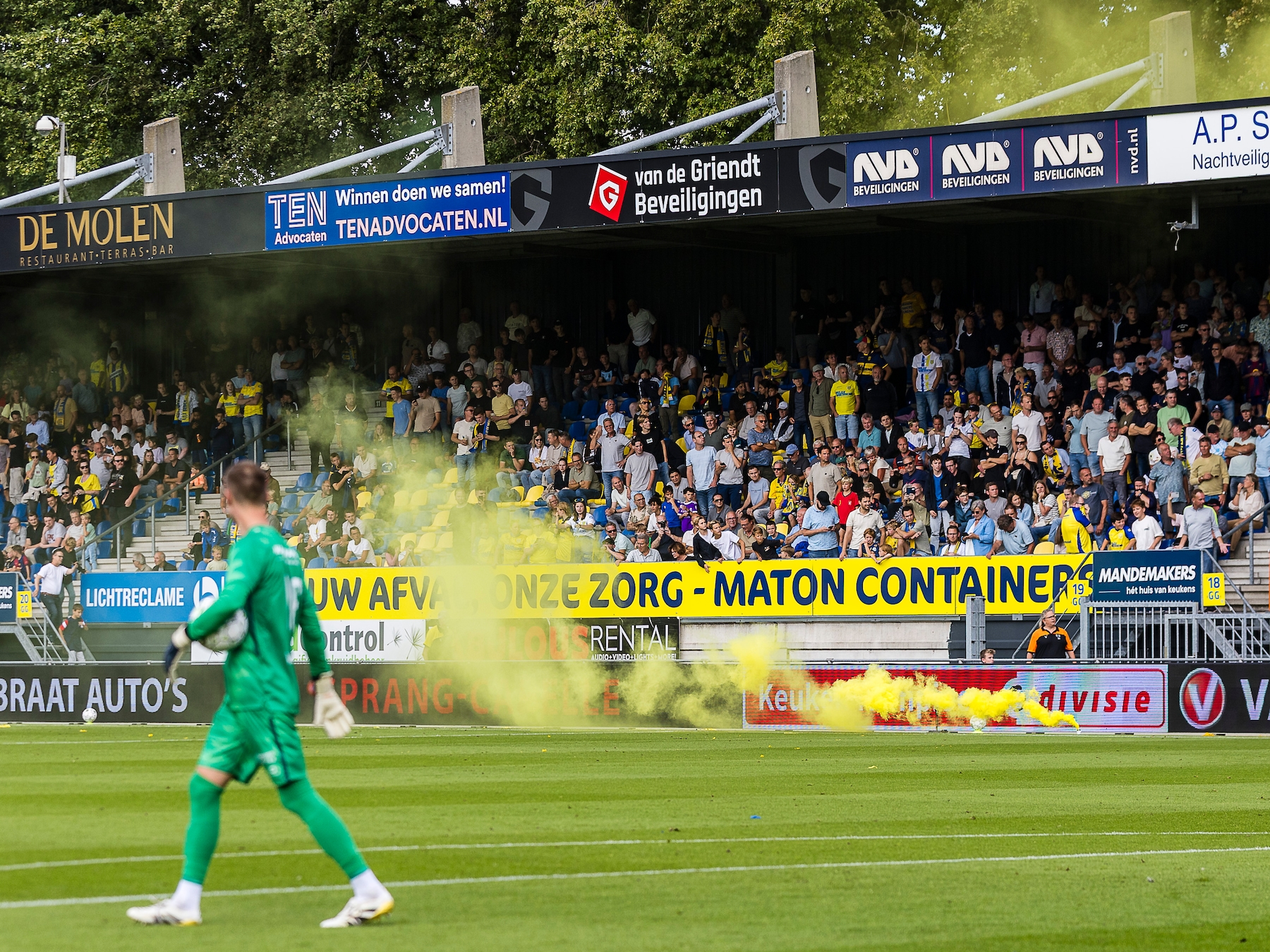 Burgemeester Marcouch hekelt rookbommenacties Vitesse-fans: zeven verdachten gearresteerd