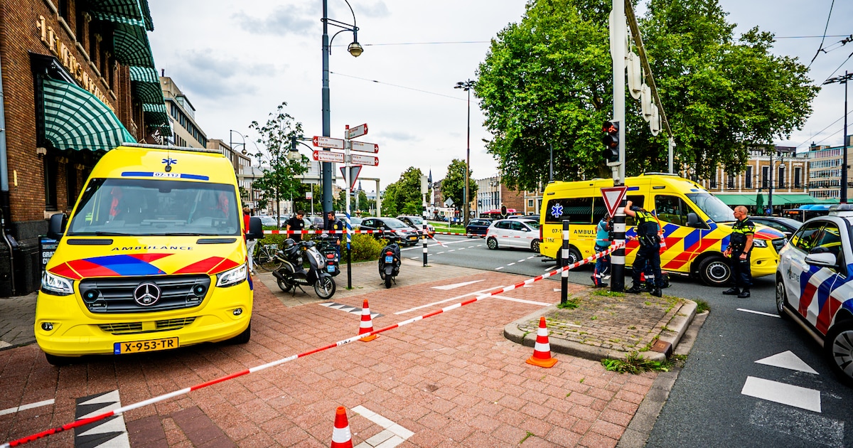 Scooterrijder zwaargewond door frontale botsing, traumahelikopter landt bij centrum in Arnhem.