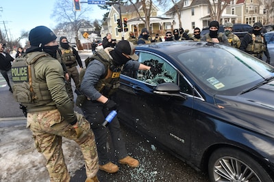 Amerikanen kritisch op ICE door harde, nietsontziende optredens: wat doet die immigratiedienst?