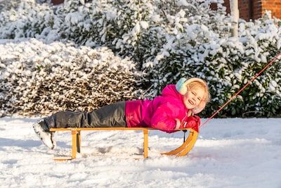 LIVE code geel | Meer sneeuwbuien op komst, Douwe Bob en duizenden anderen gestrand door problemen op Schiphol