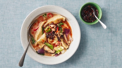 Wat Eten We Vandaag: Groentesoep met gyoza en crispy chiliolie