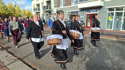 Marketentsters in Millingen: eerst marcheren, daarna rabarberschnaps