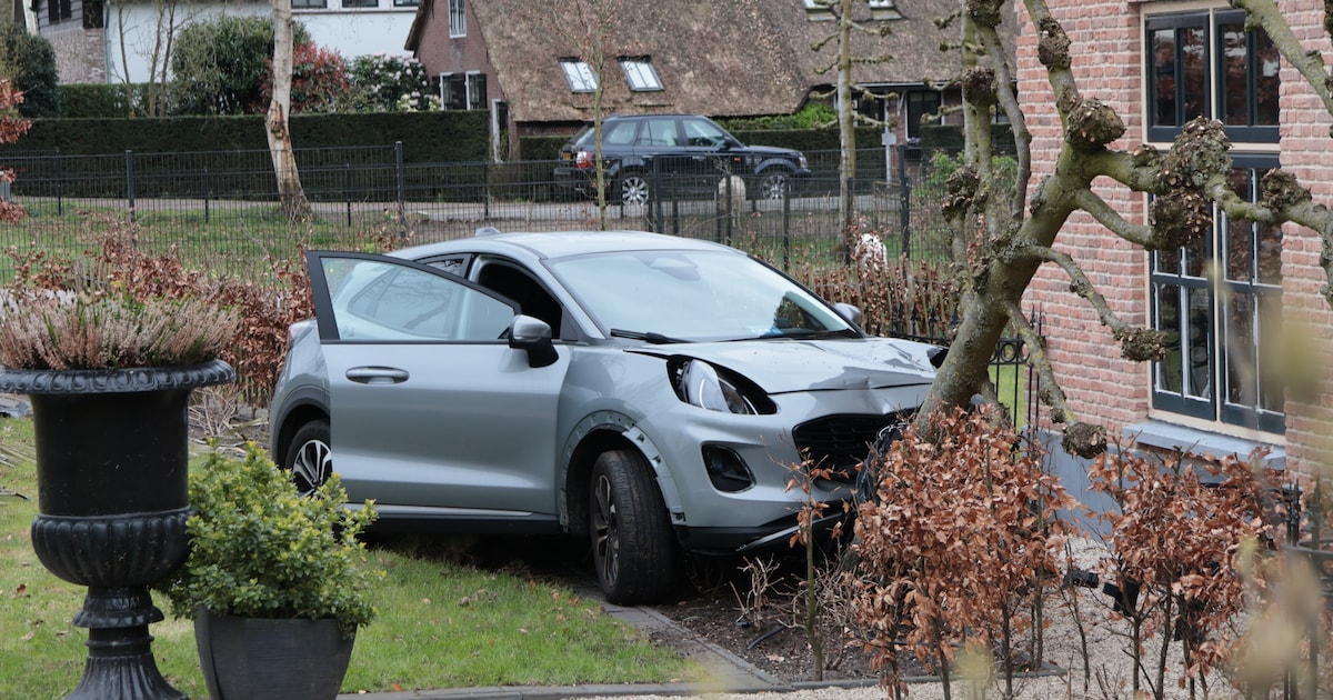 Auto ramt boompje omver in voortuin van woning in Eemnes