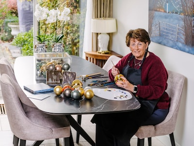 Marijke beschildert kerstballen: ‘De hele opbrengst geef ik weg’