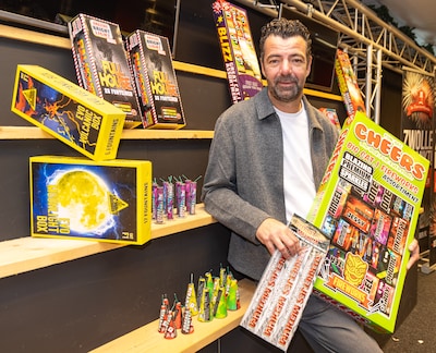 Bas (48) dacht met oud en nieuw aan Bonaire, maar opent toch zijn vuurwerkwinkel (en zo zijn er meer)
