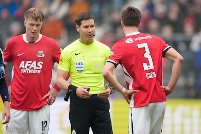 Danny Makkelie legt uit waarom hij 2-0 van AZ tegen Ajax afkeurde: ‘Ik was binnen 2 seconden overtuigd’