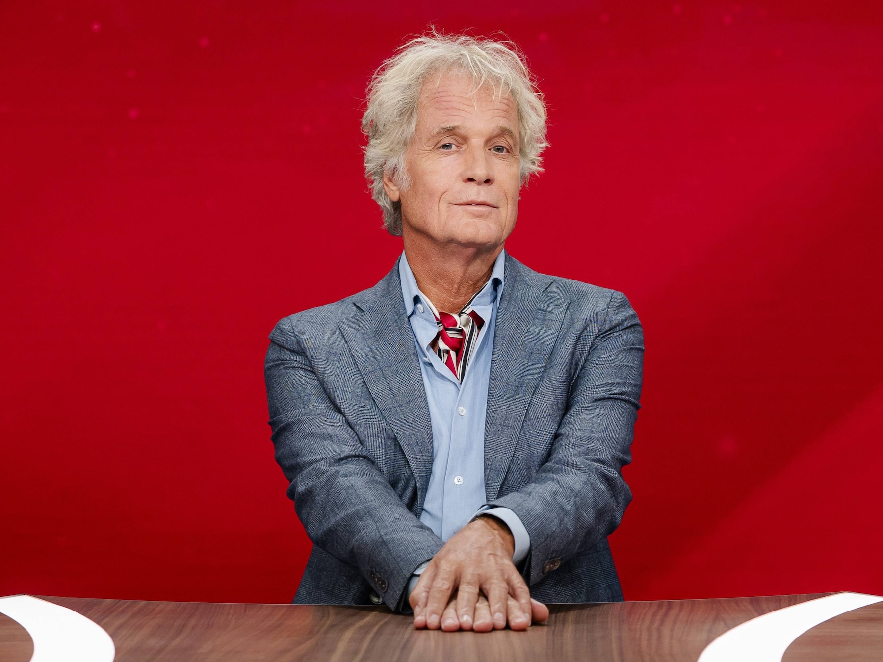 Een coupe alsof hij door een windhoos heeft gefietst, maar dat maakt Jeroen Pauw juist authentiek
