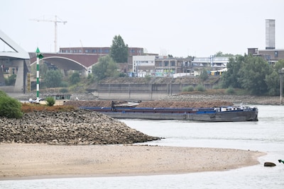 Schip loopt twee keer vast op de Waal, ‘Nijmegen is een lastige plek op dit moment’