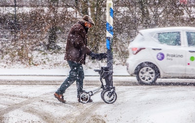 Ingesneeuwd: veel ouderen en mensen in rolstoel kunnen niet naar buiten
