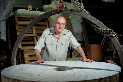 Hans (69) is de enige ter wereld die oude molenstenen nog kan restaureren, maar hij stopt ermee